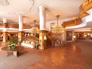 Eingangshalle des Interalpen-Hotel Tyrol mit Freitreppe