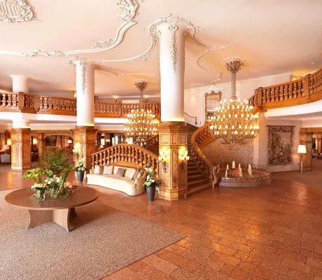 Eingangshalle des Interalpen-Hotel Tyrol mit Freitreppe