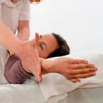Frau bekommt eine Kinesiologie-Behandlung von einer Therapeutin