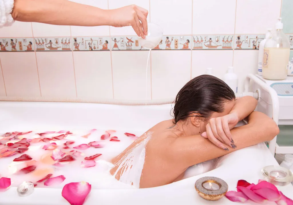 Frau liegt in Badewann und genießt ein Kleopatrabad