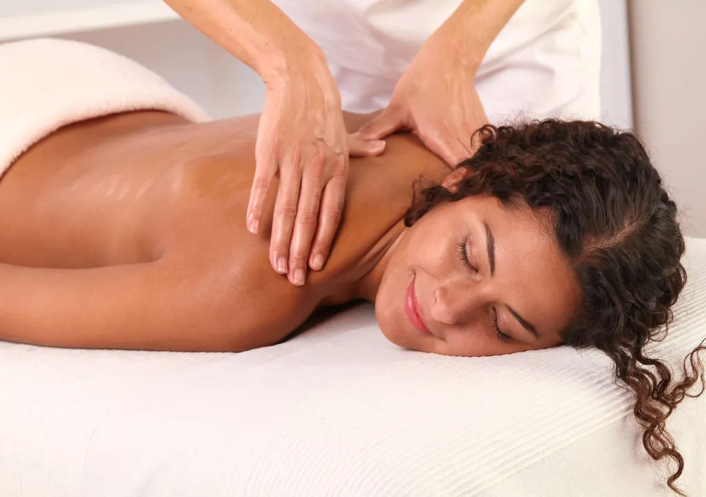 Frau genießt ein Massage von einer Therapeutin