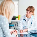 Arztgespräch zwischen einer Ärztin und einer Patientin