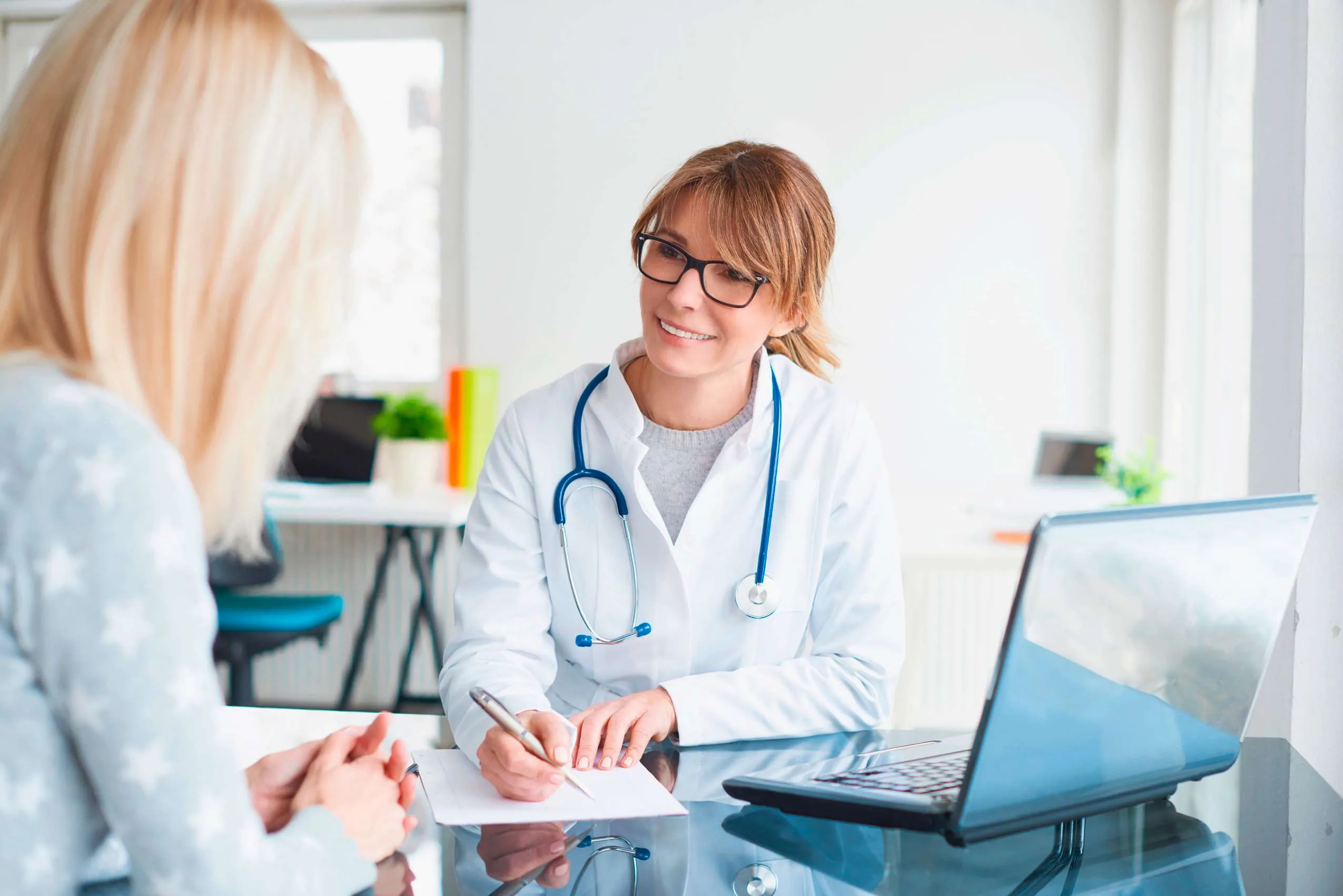 Arztgespräch zwischen einer Ärztin und einer Patientin