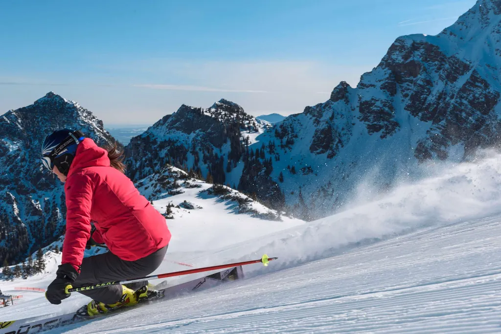 Skifahrerin bei steiler Abfahrt auf Skipiste im Tannheimer Tal in &Ouml;sterreich