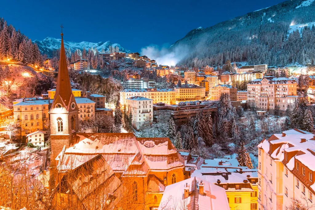 N&auml;chtlicher Blick auf das beleuchtete Dorfzentrum von Bad Gastein im Winter