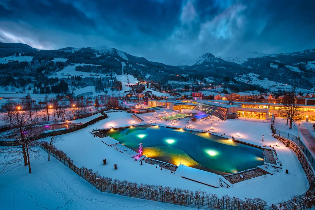 Die beleuchtete Alpentherme im Gasteinertal im Winter
