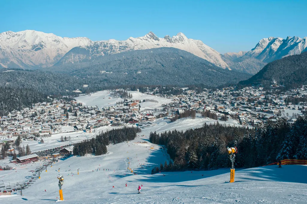 Abfahrt beim Gschwandtkopf mit Blick auf Seefeld in Tirol