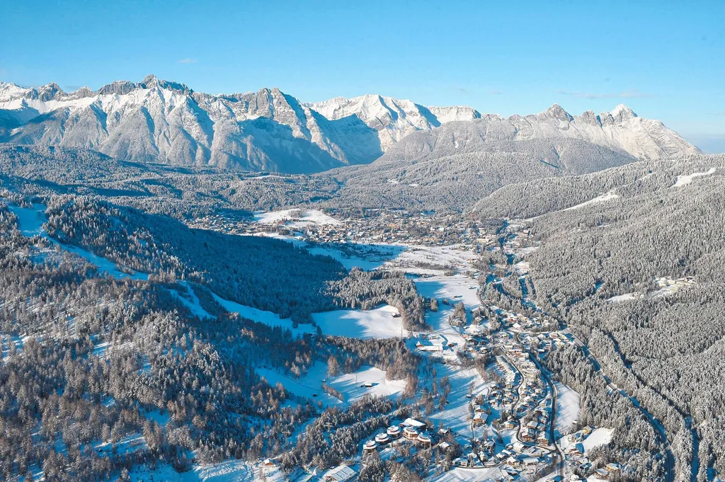 Luftbildaufnahme der verschneiten Landschaft rund um Reith und Seefeld in Tirol