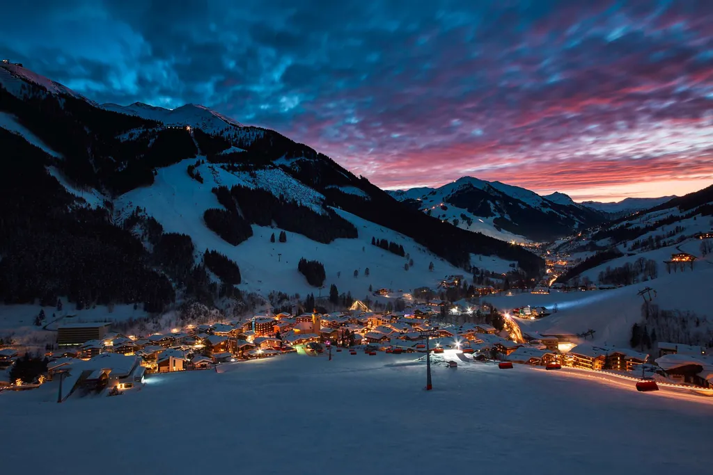 Das verschneite Saalbach in &Ouml;sterreich in der Abendd&auml;mmerung mit beleuchteten H&auml;usern