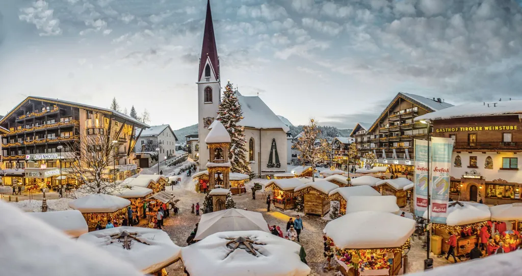 Blick auf den verschneiten Weihnachtsmarkt im Zentrum von Seefeld in Tirol