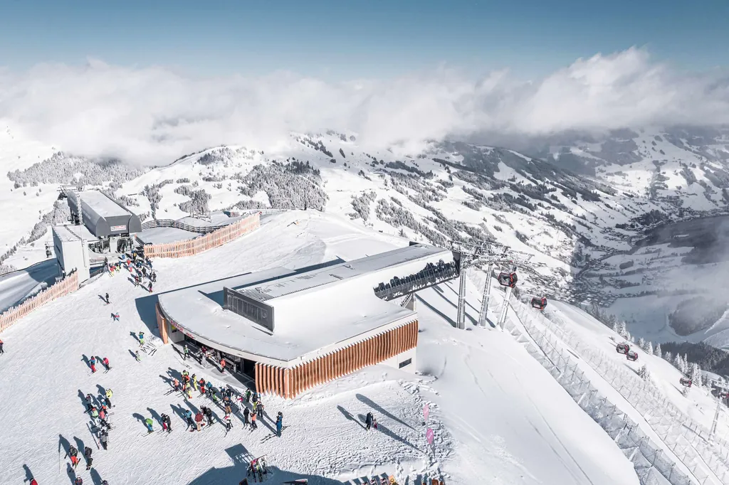 Kabinenbahn am Zw&ouml;lferkogel in Hinterglemm in &Ouml;sterreich