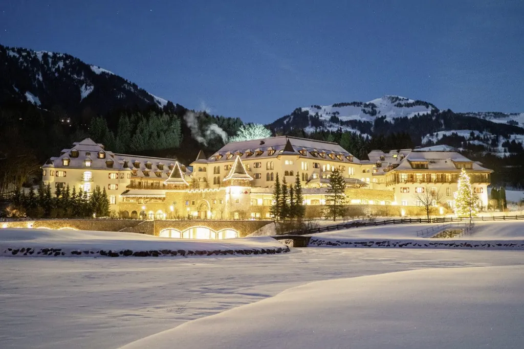 Blick auf das leuchtende Sporthotel A-ROSA Kitzb&uuml;hel in &Ouml;sterreich bei Nacht