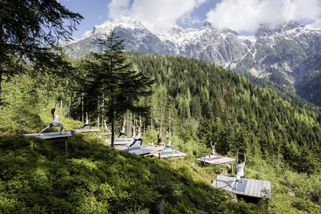 Yoga-Plattformen im Wald mit Yoga-Lehrerin aus dem Sporthotel mama thresl in &Ouml;sterreich