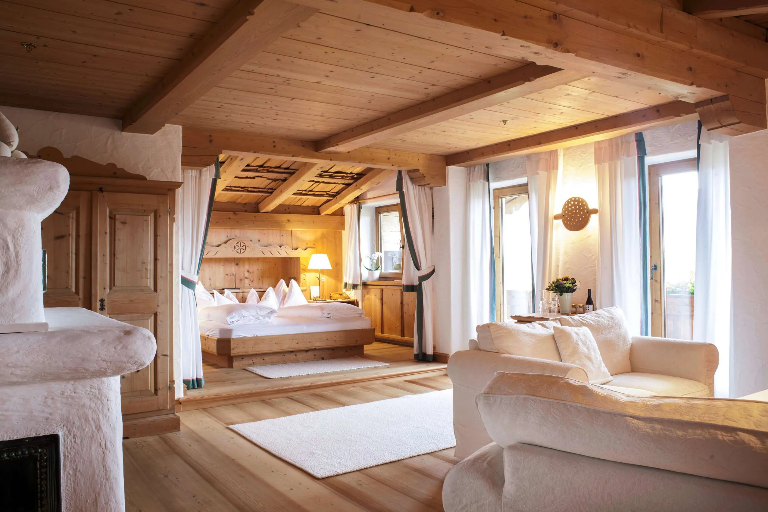 Bio-Suite des Bio- und Wellnessresort Stanglwirt - mit wei&szlig;en M&ouml;bel und Holzverkleidung