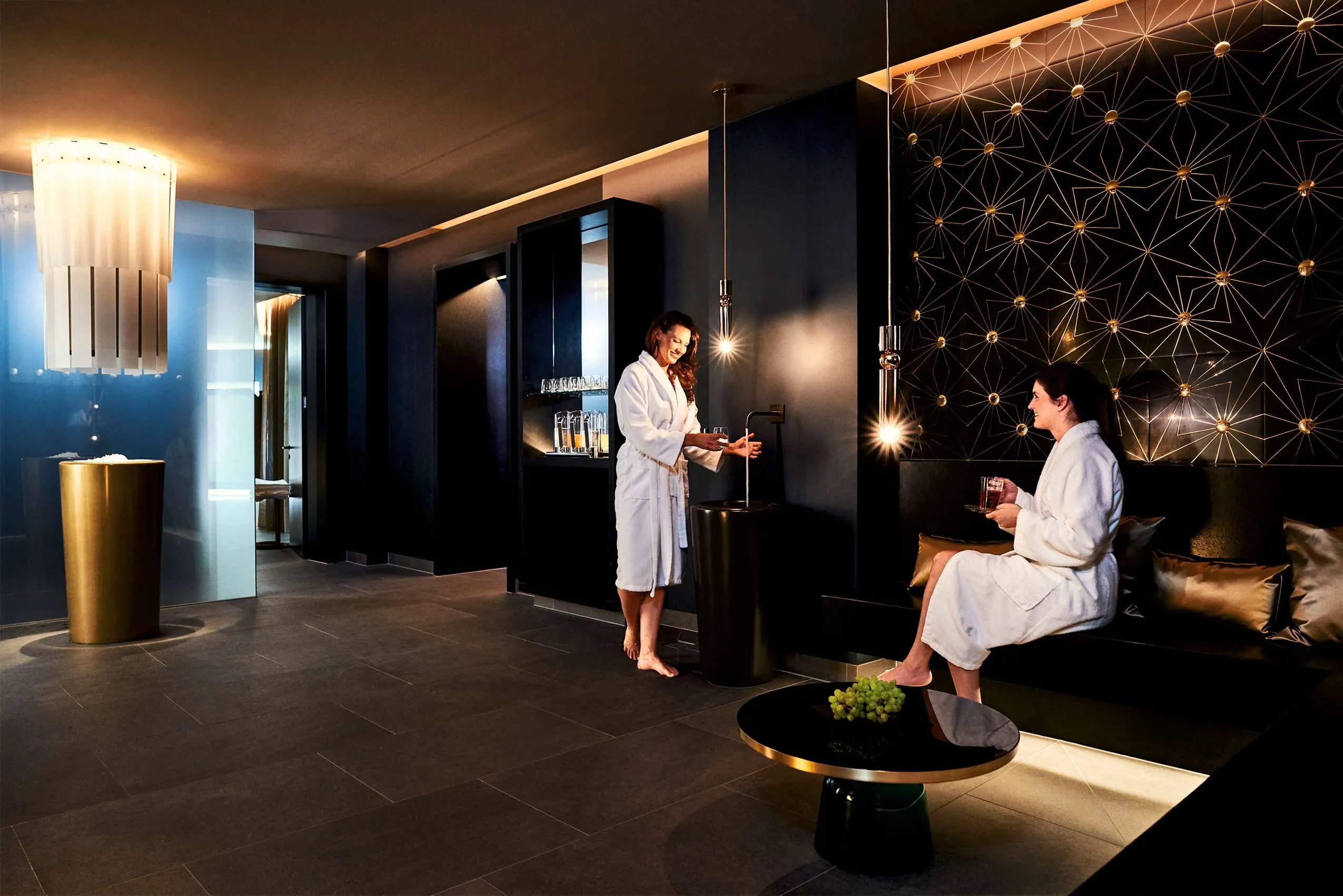 Zwei, in badem&auml;ntel gekleideten, Frauen unterhalten sich in einem Spa