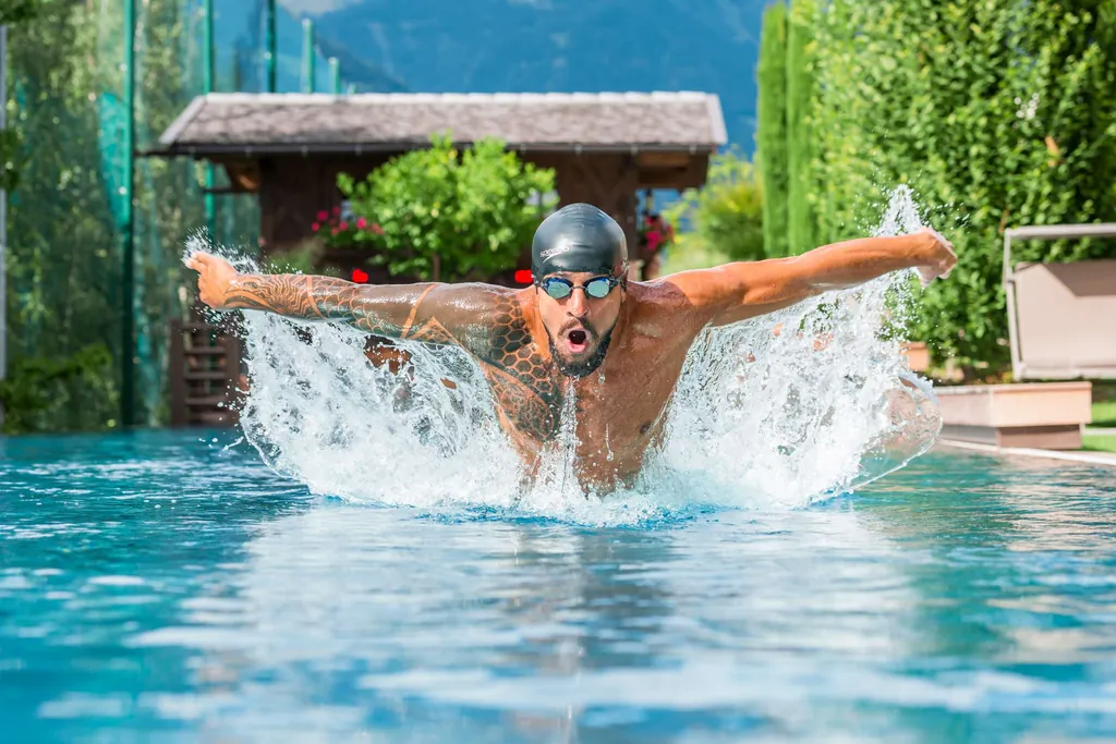 Schwimmer beim Schwimmen im Sportbecken des Andreus Golf & Spa Resort
