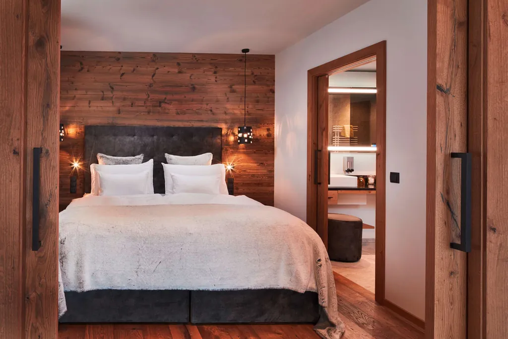 Blick auf ein Bett im Zimmer des Excelsior