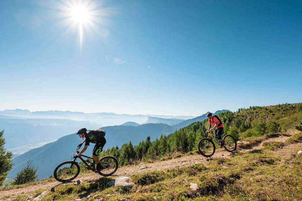 Zwei Radfahrer, die bei bestem Wetter auf einem Bergtrail fahren