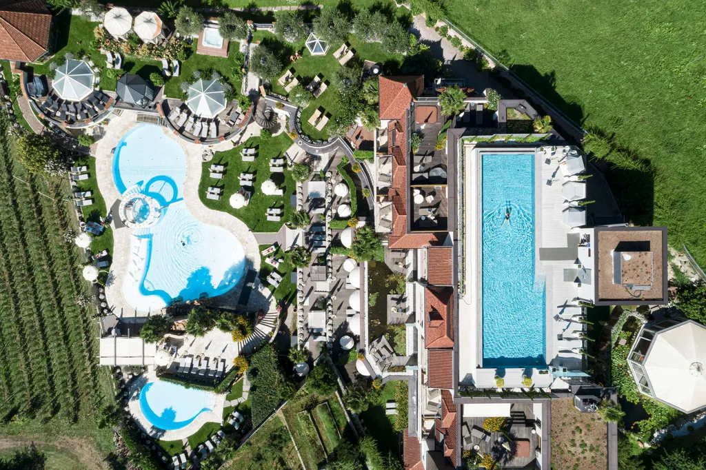 Blick aus der Vogelperspektive auf das Sporthotel Preidlhof in S&uuml;dtirol