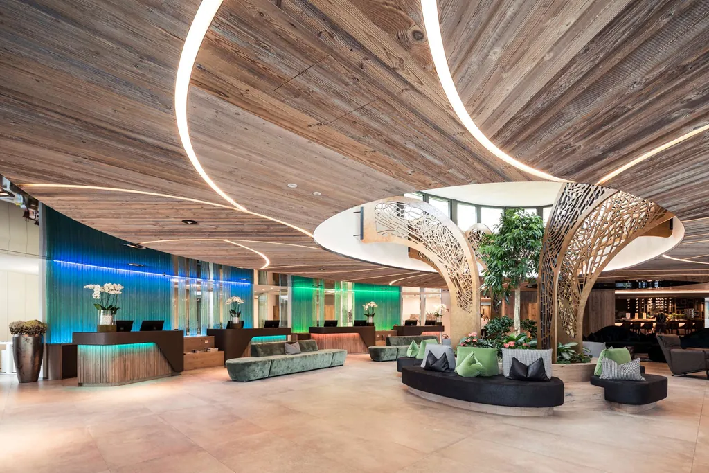 Blick in die Lobby des Quellenhof Luxury Resort Passeier