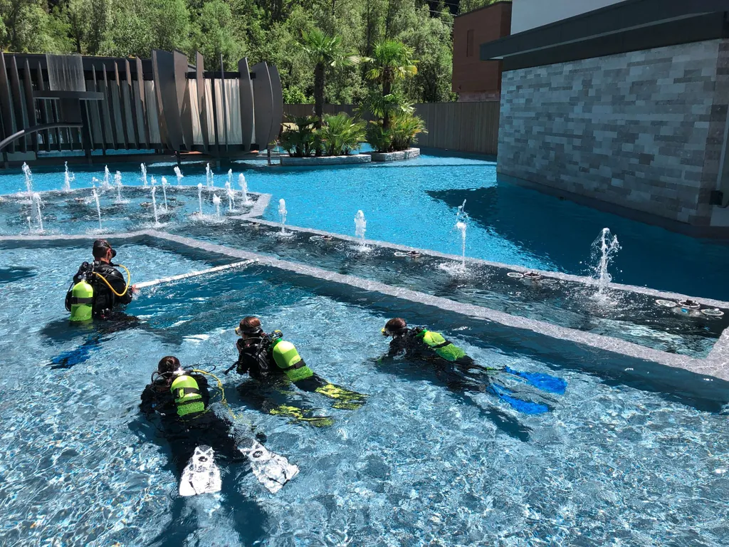 Tauschule mit vier Tauchern im Pool des Quellenhof Luxury Resort Passeier