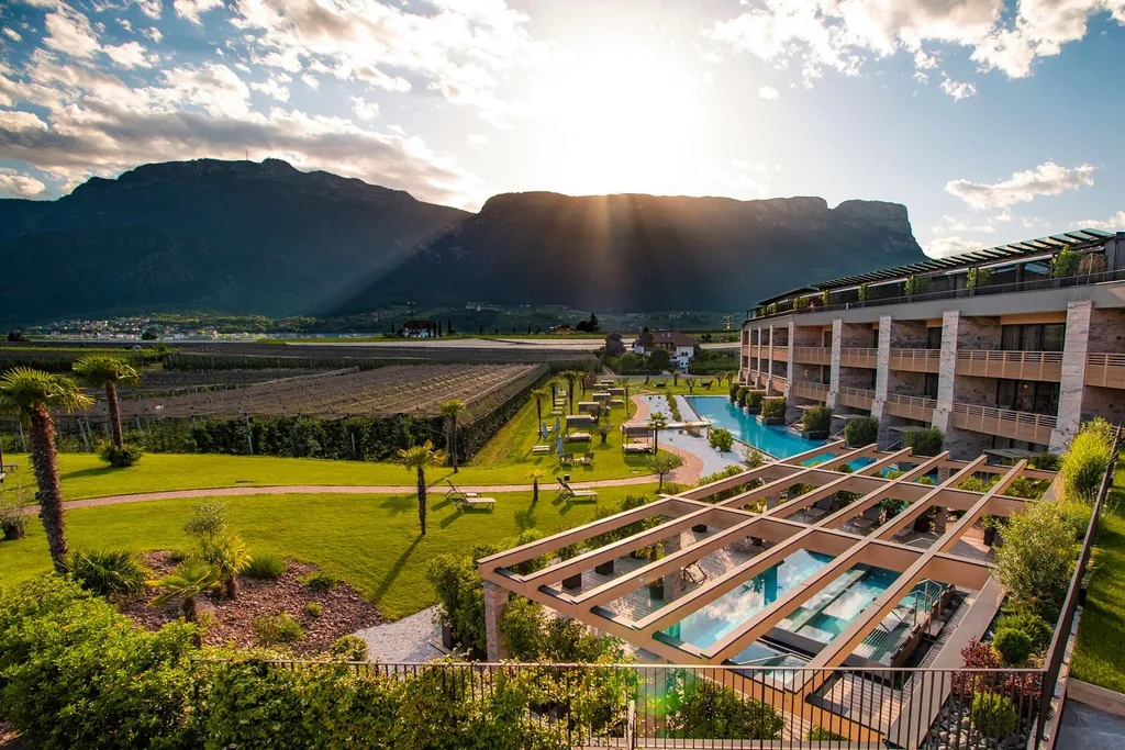 Au&szlig;enansicht auf das Sporthotel Weinegg Wellviva Resort mit dem 60-Meter-Pool