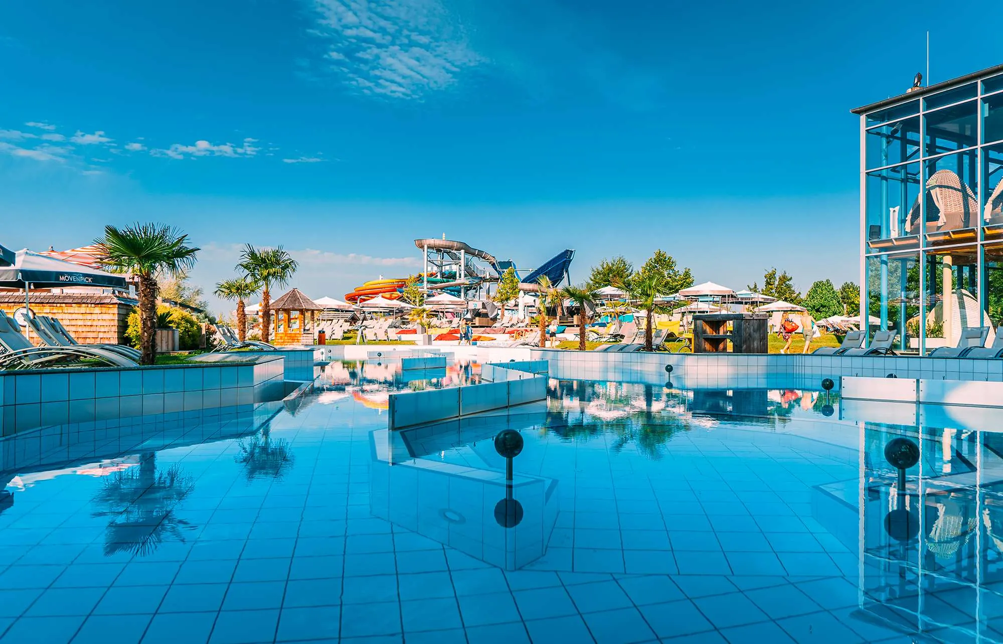 Außenansicht Wellenbad mit Rutschen-Welt im Hintergrund