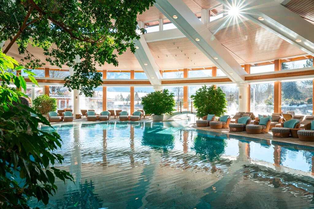 Wellnessbereich mit Innenpool und Liegen im Sonnenalp Resort