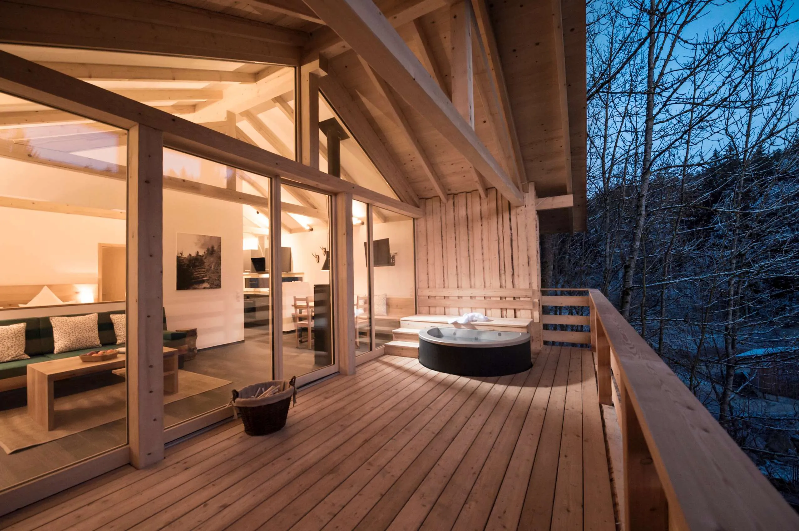 Blick auf das Dachgeschoss des Forstgut-Chalets mit großer Fensterfront