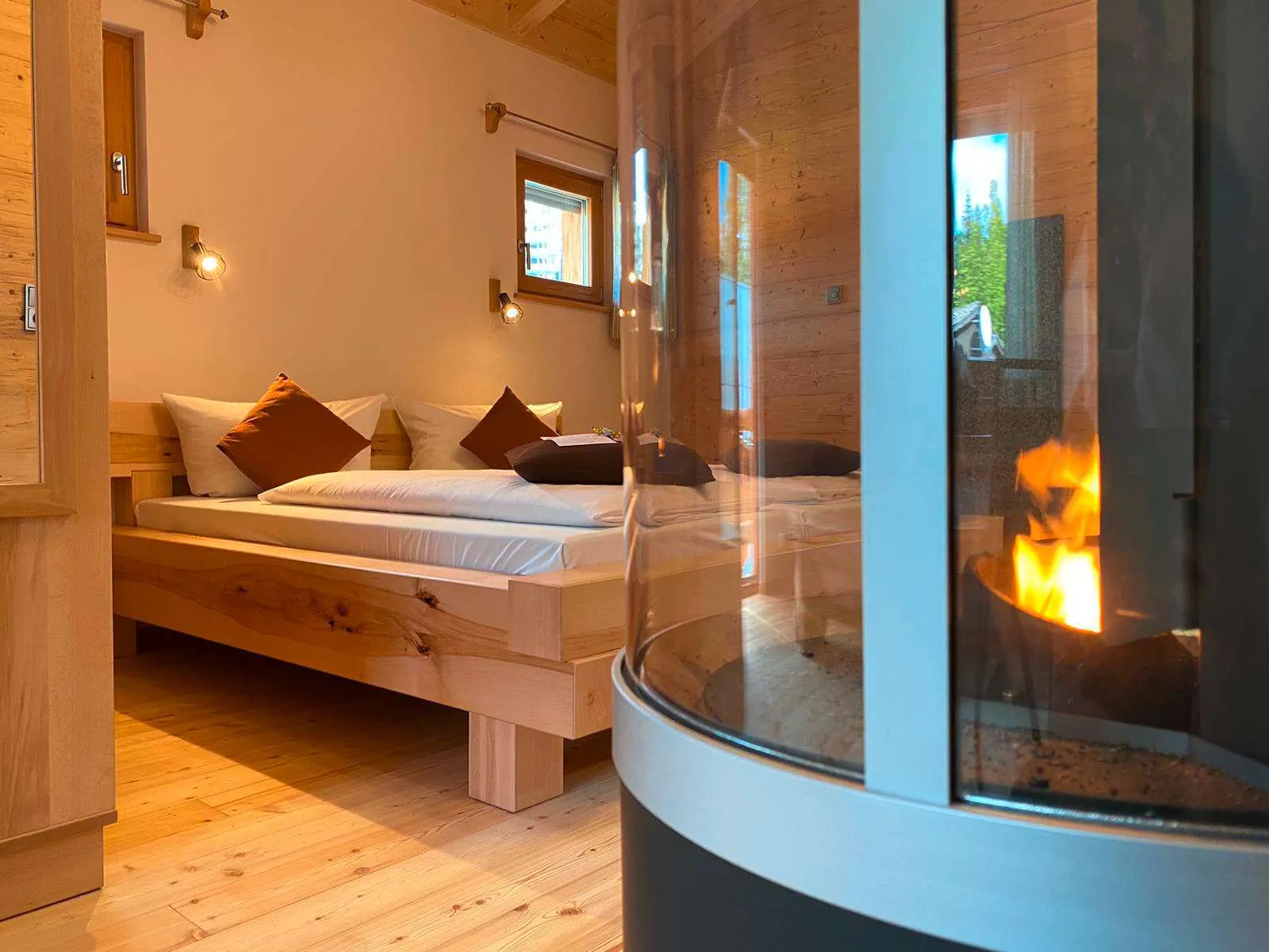Schlafzimmer mit Kamin im Chalet des Landhotel Haus Waldeck