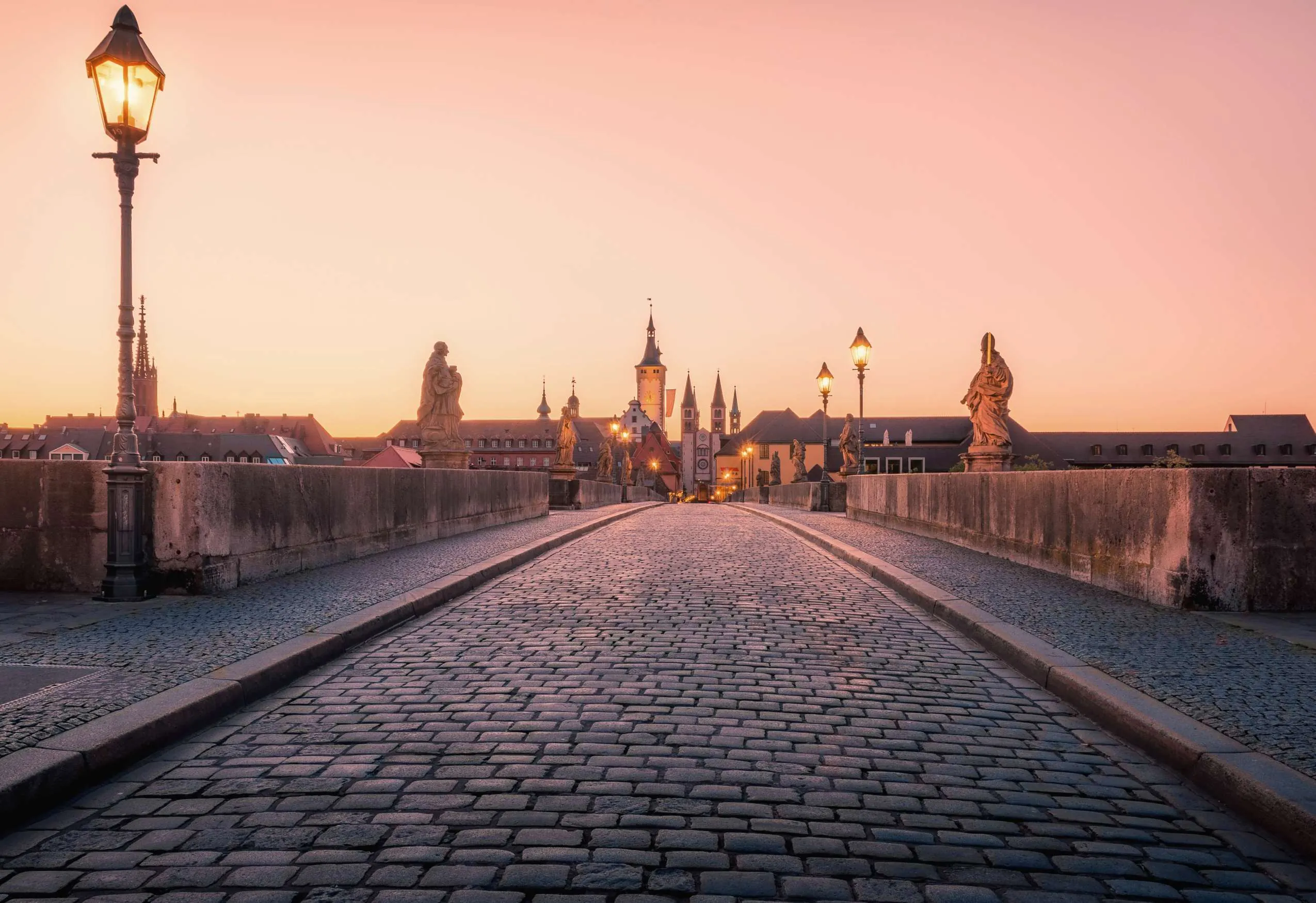 Alte Mainbr&uuml;cke im Sonnenaufgang in W&uuml;rzburg