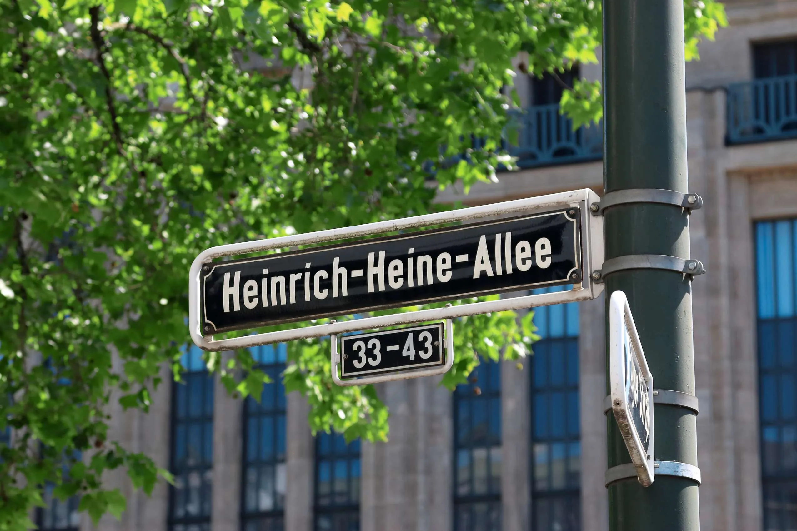 Schild der Heinrich-Heine-Allee in D&uuml;sseldorf bei einem St&auml;dtetrip in Deutschland