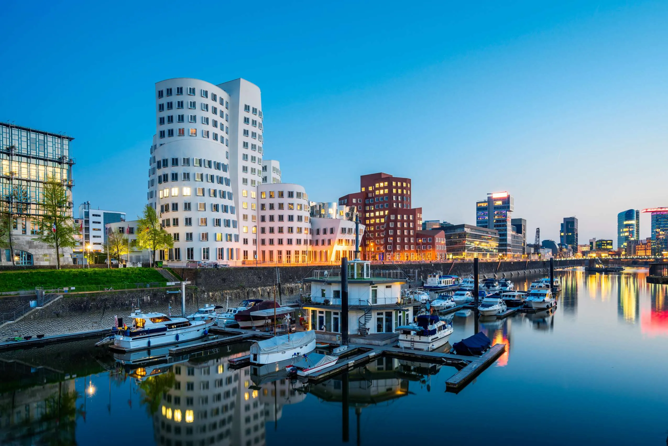 Medienhafen und Gehry-Bauten in D&uuml;sseldorf bei einem St&auml;dtetrip in Deutschland