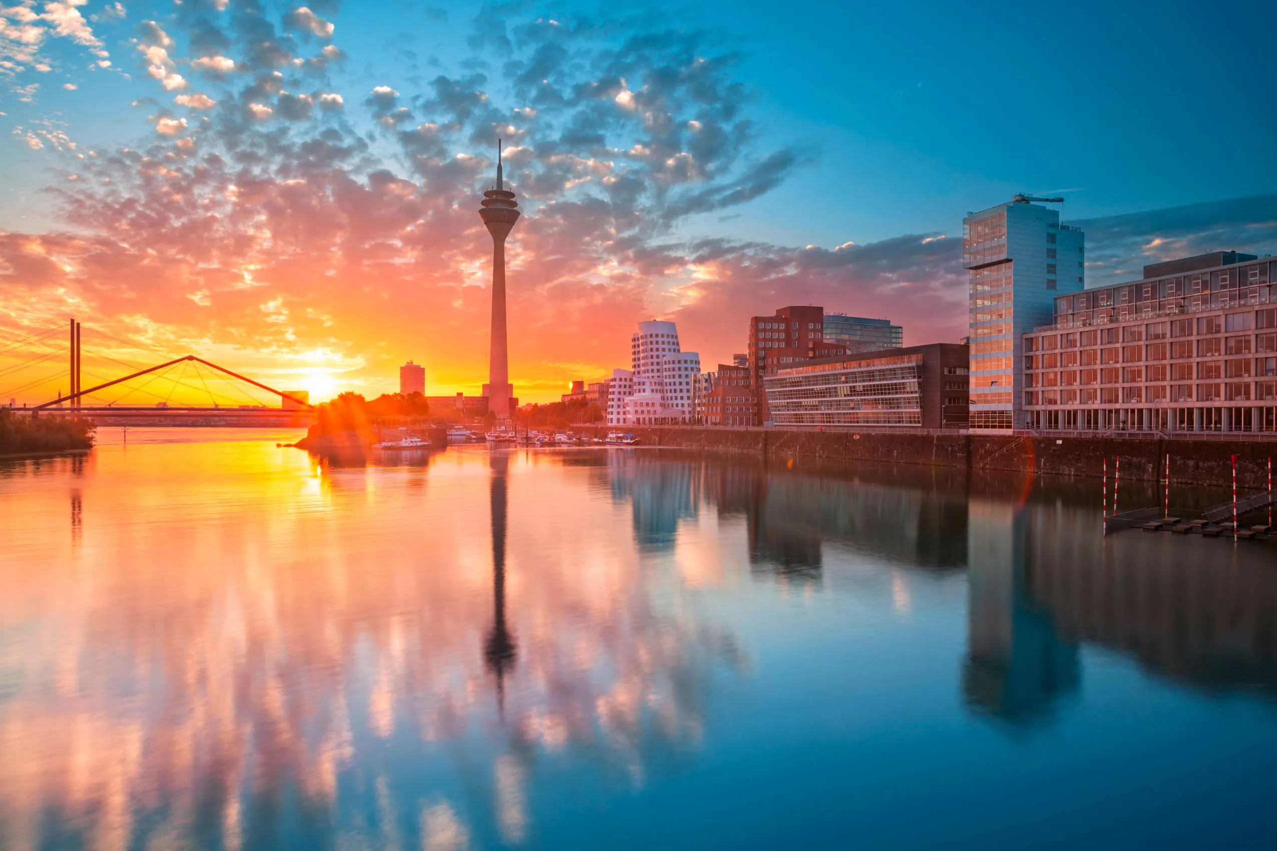Blick auf den Fernsehturm am Rhein und Flussufer in D&uuml;sseldorf bei einem St&auml;dtetrip in Deutschland