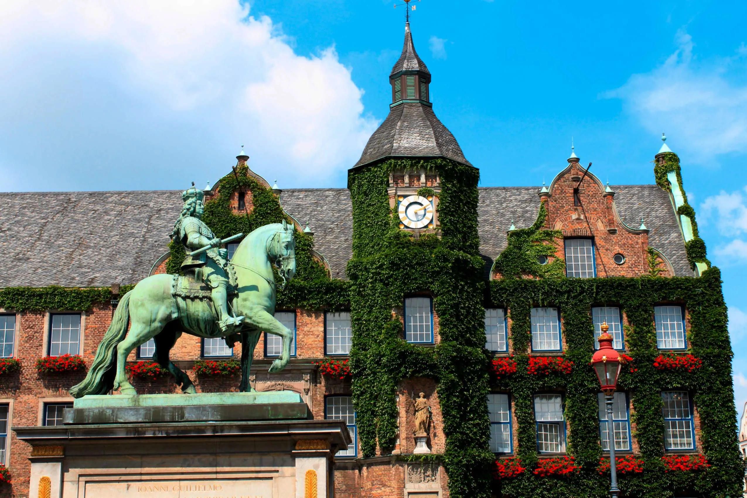Rathaus mit Jan-Wellem-Reiterdenkmal in D&uuml;sseldorf bei einem St&auml;dtetrip in Deutschland