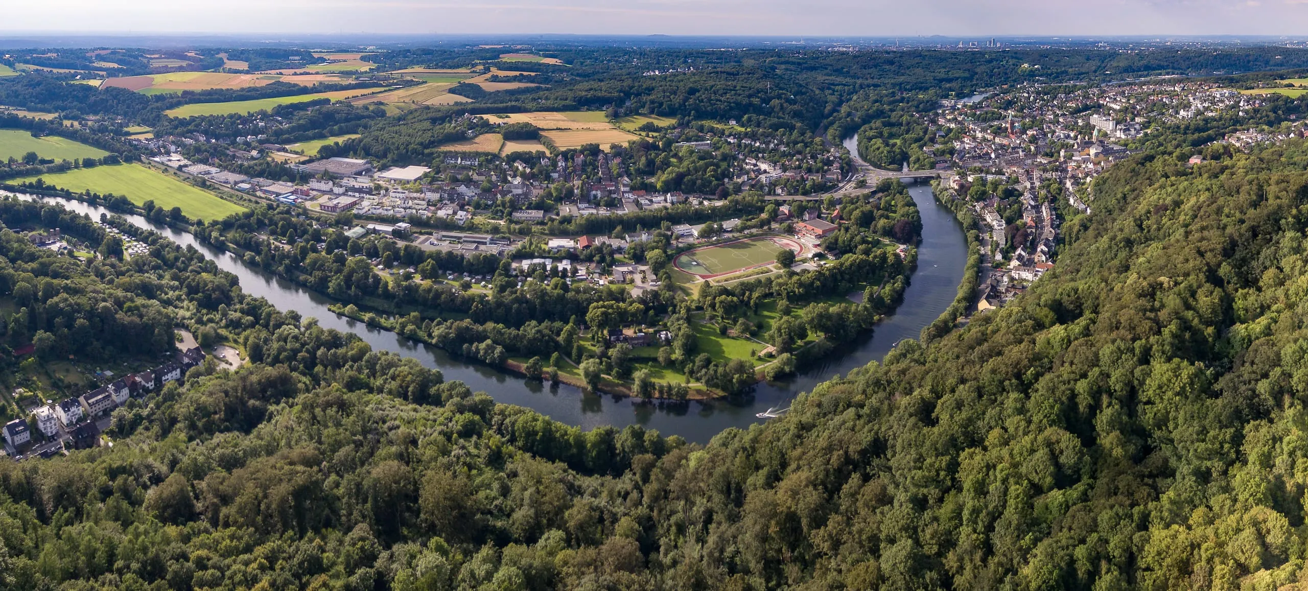 Ein Blick auf die Ruhr im Stadtteil Werden im S&uuml;den von Essen bei einem St&auml;dtetrip in Deutschland