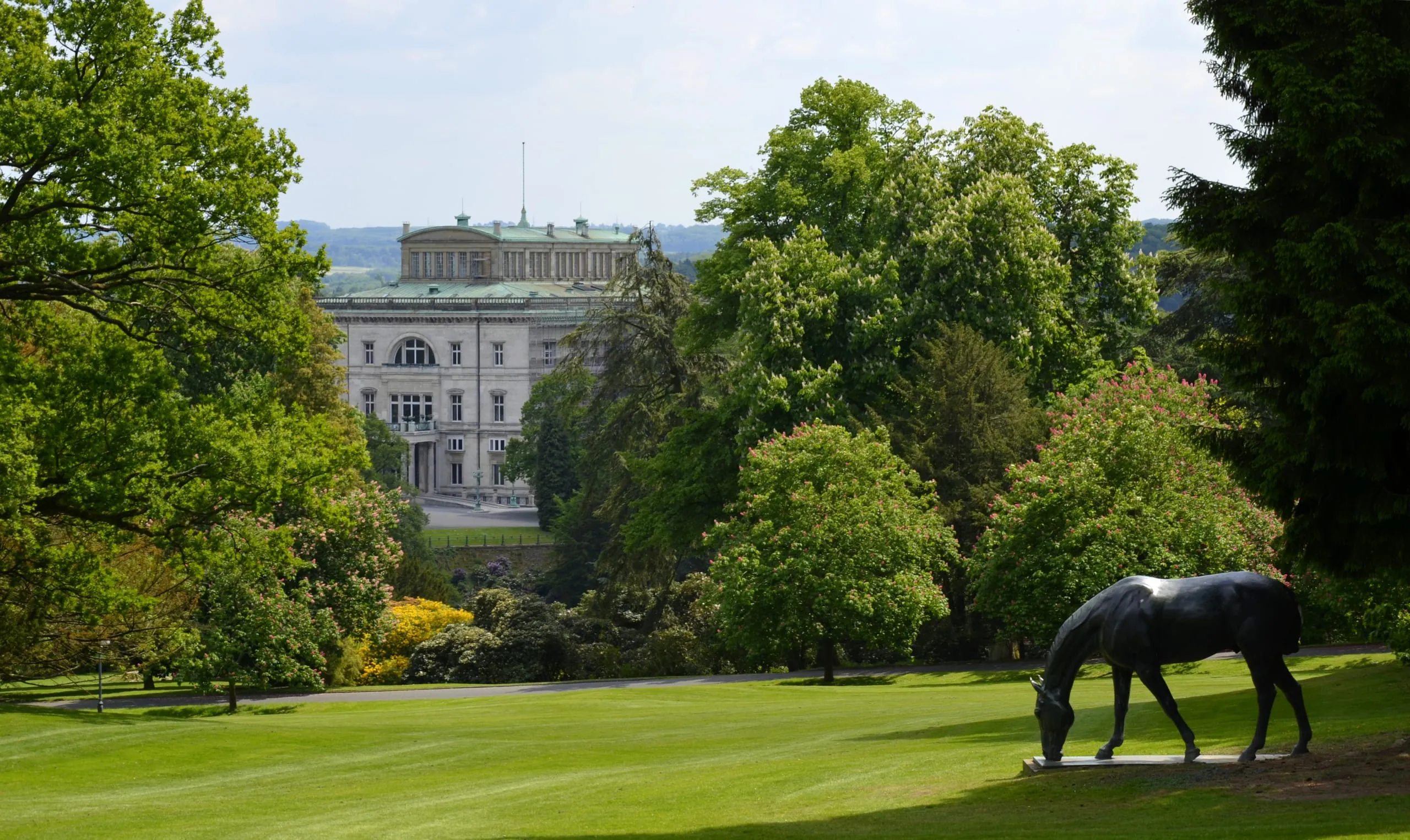 Ein Blick auf die Landschaft und Villa H&uuml;gel in Essen bei einem St&auml;dtetrip in Deutschland