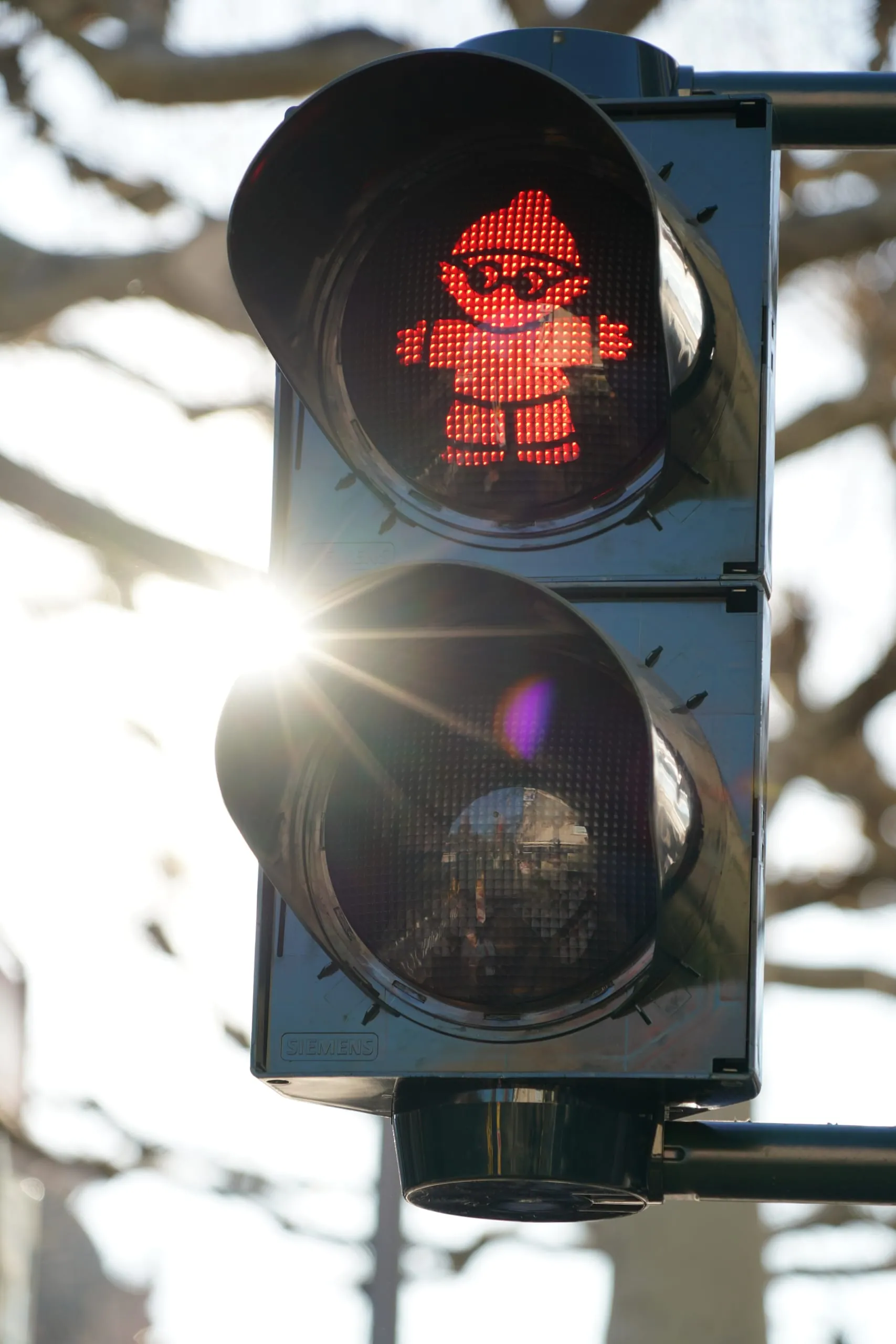Eine Ampel mit einem roten Mainzelm&auml;nnchen in Mainz bei einem St&auml;dtetrip in Deutschland