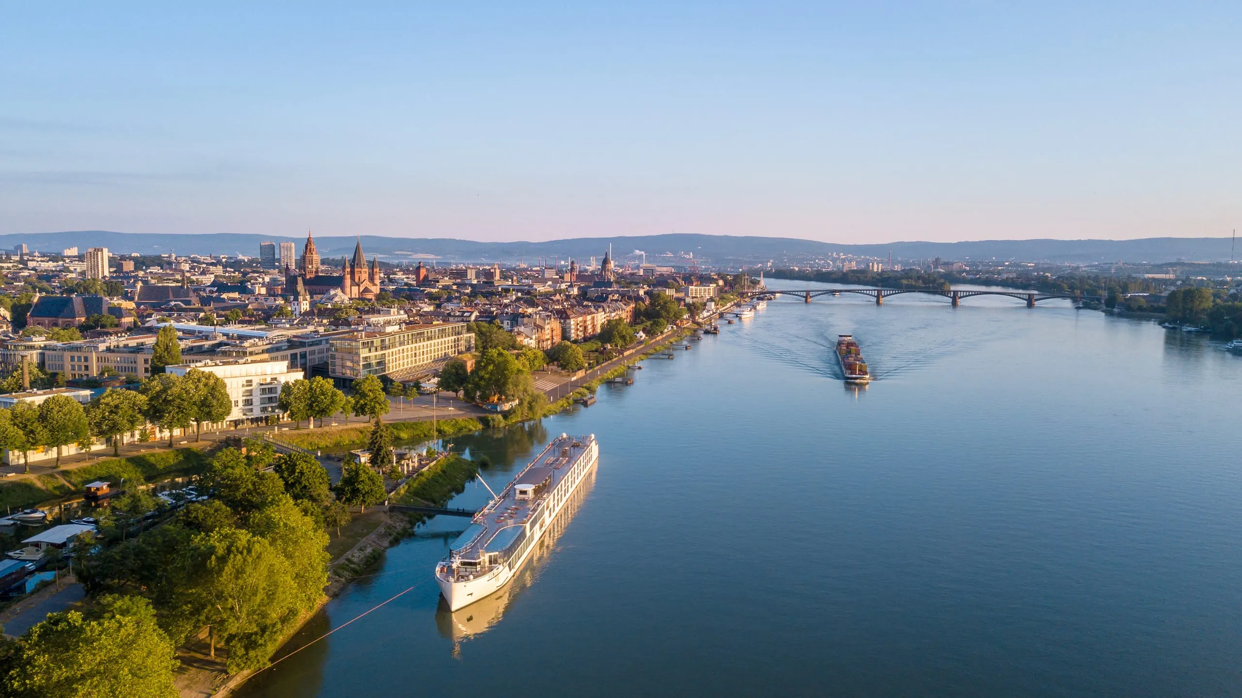 Panoramablick auf die Stadt Mainz und den Rhein bei einem St&auml;dtetrip in Deutschland
