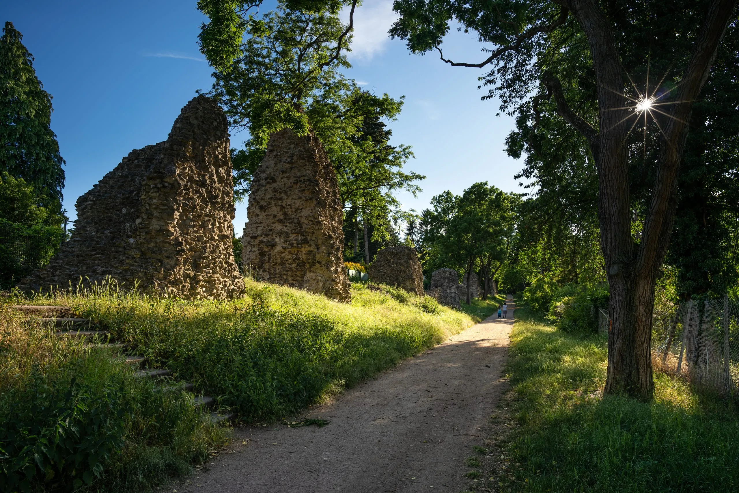 Steinruinen der R&ouml;mischen Wasserleitung an einem Weg in Mainz bei einem St&auml;dtetrip in Deutschland