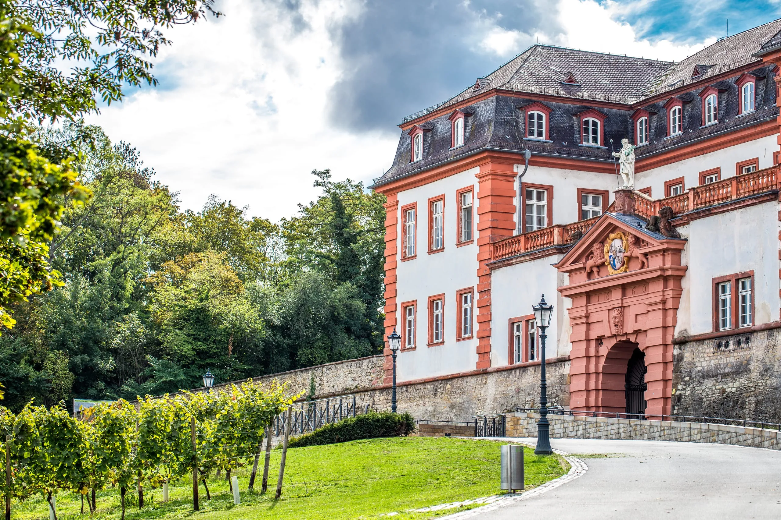 Die Zitadelle mit Kommandantenbau in Mainz an einem Herbsttag bei einem St&auml;dtetrip in Deutschland