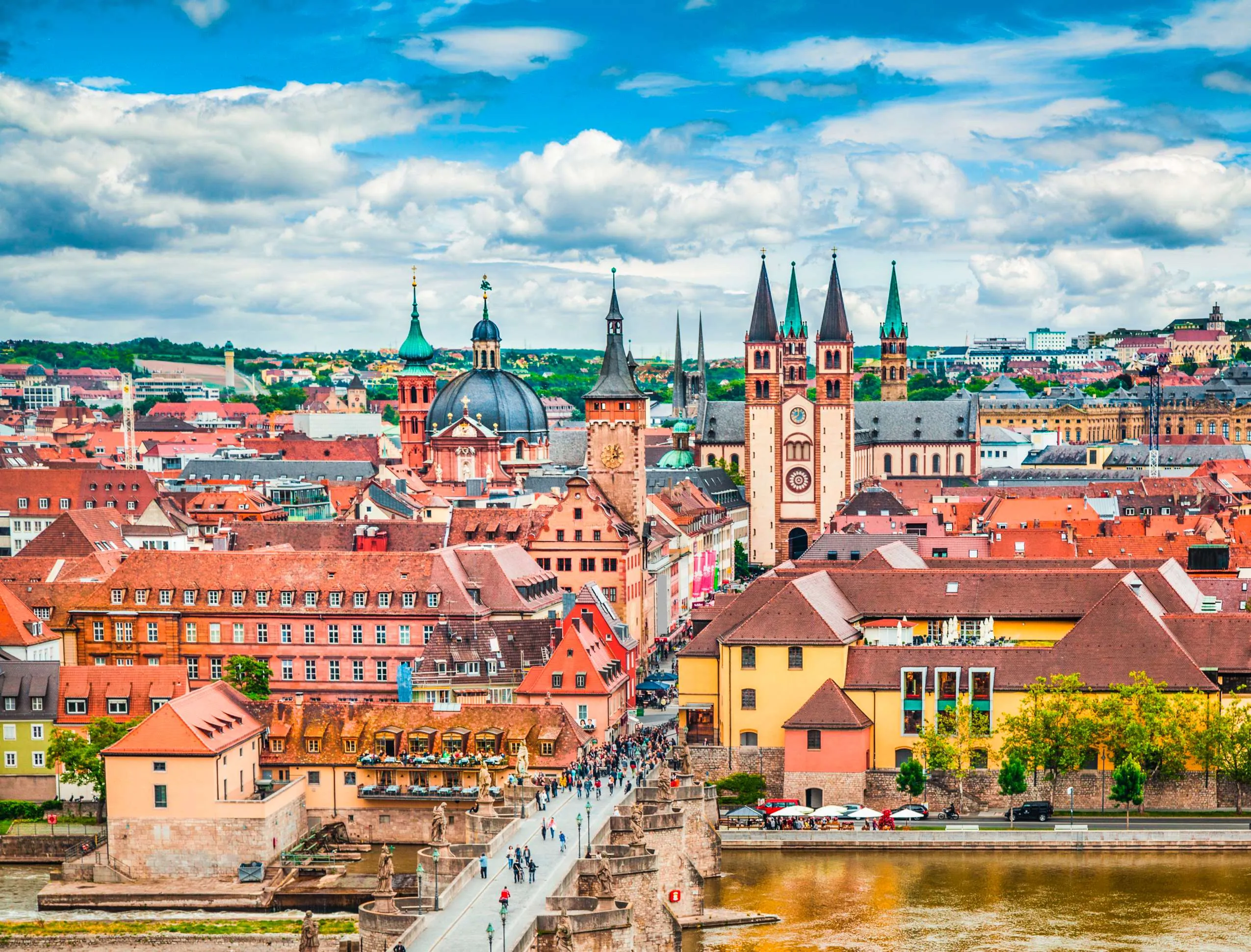 Panoramablick über die Stadt Würzburg bei einem Städtetrip in Deutschland