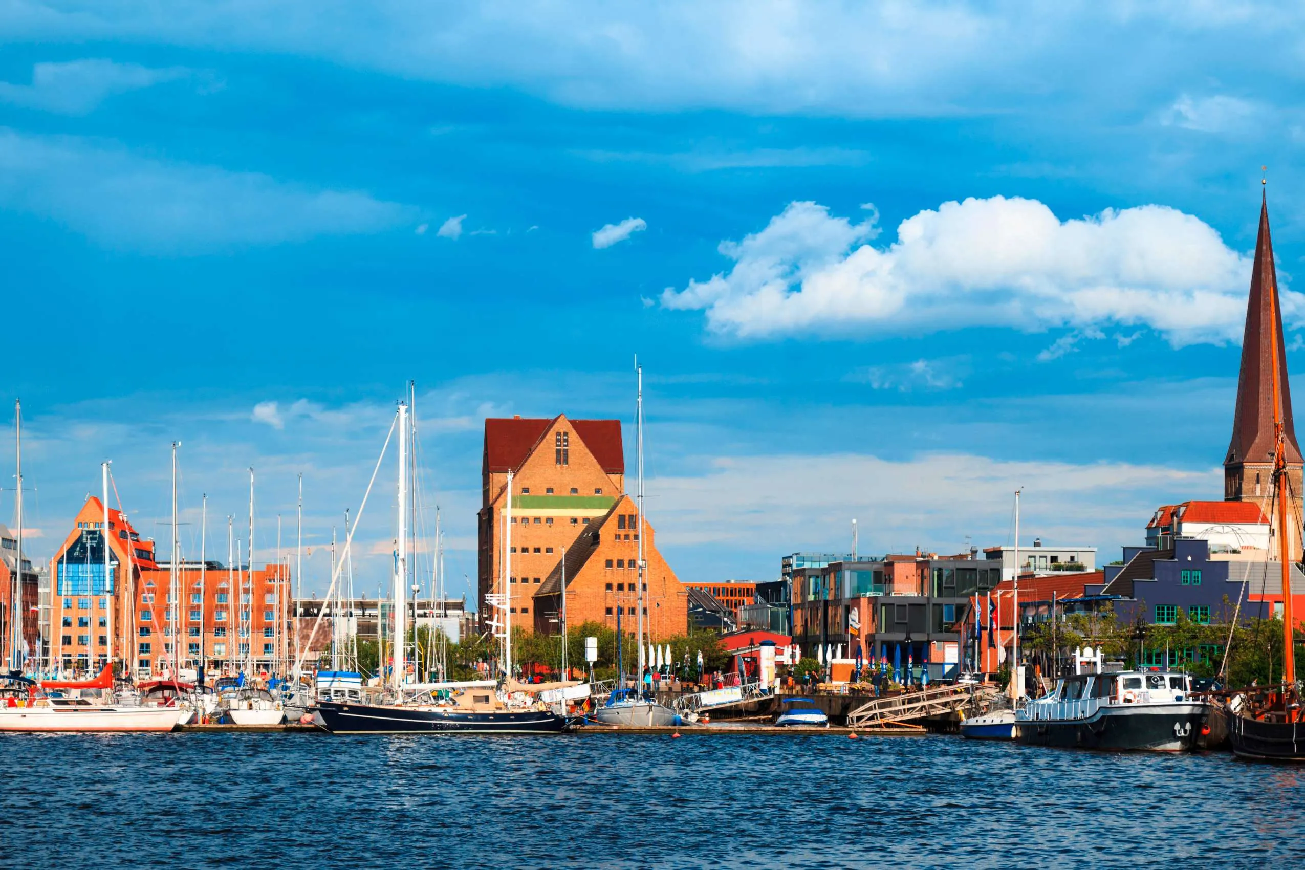 Blick auf den Stadthafen in Rostock bei einem St&auml;dtetrip in Deutschland