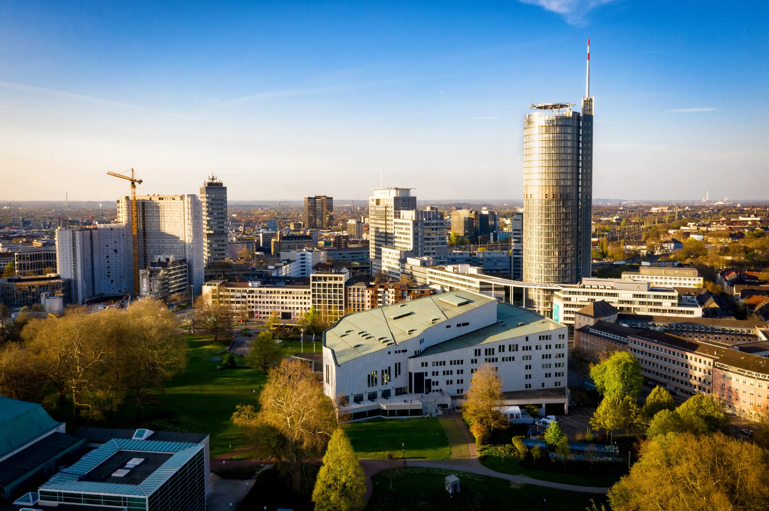 Panoramablick auf die Skyline von Essen bei einem St&auml;dtetrip in Deutschland