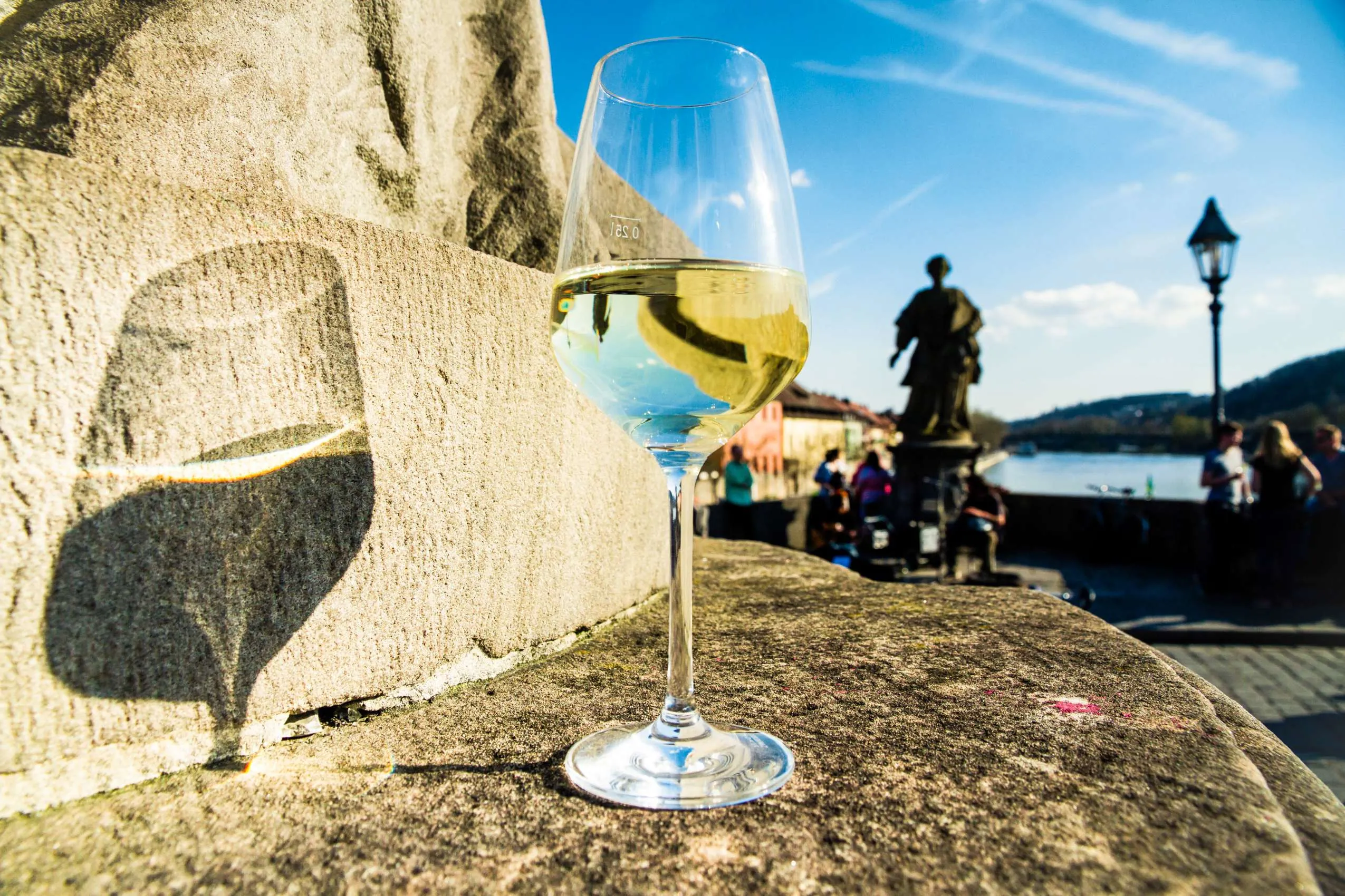 Glas Wei&szlig;wein auf der Alten Mainbr&uuml;cke W&uuml;rzburg