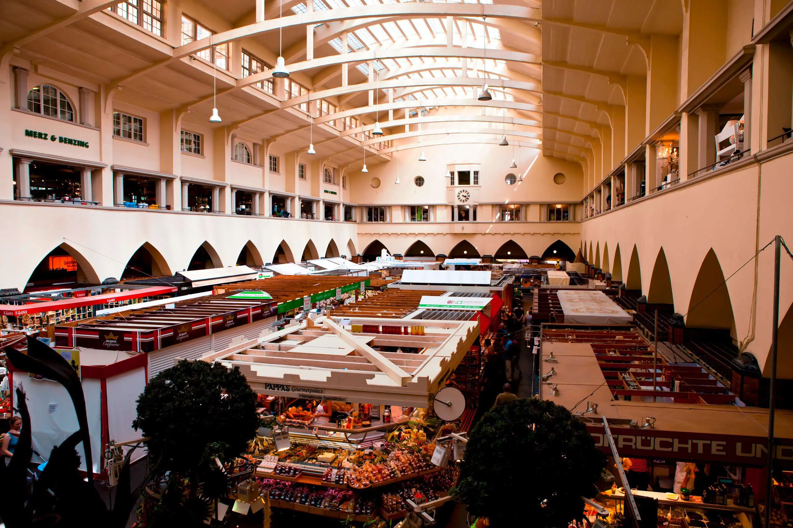 Blick auf Markthalle in Stuttgart und Eingang Merz und Benzing