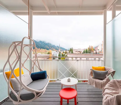Ein Balkon zu einem Zimmer im Sporthotel Hard Rock Hotel Davos