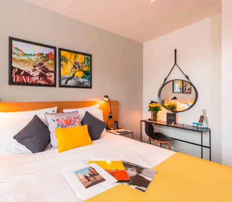 Ein Zimmer mit Doppelbett im Sporthotel Hard Rock Hotel Davos