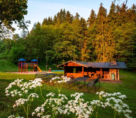 Hütte mit Spielplatz auf Waldwiese beim Familotel Ottonenhof