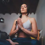 Junge Frau mit geschlossenen Augen während einer Meditation